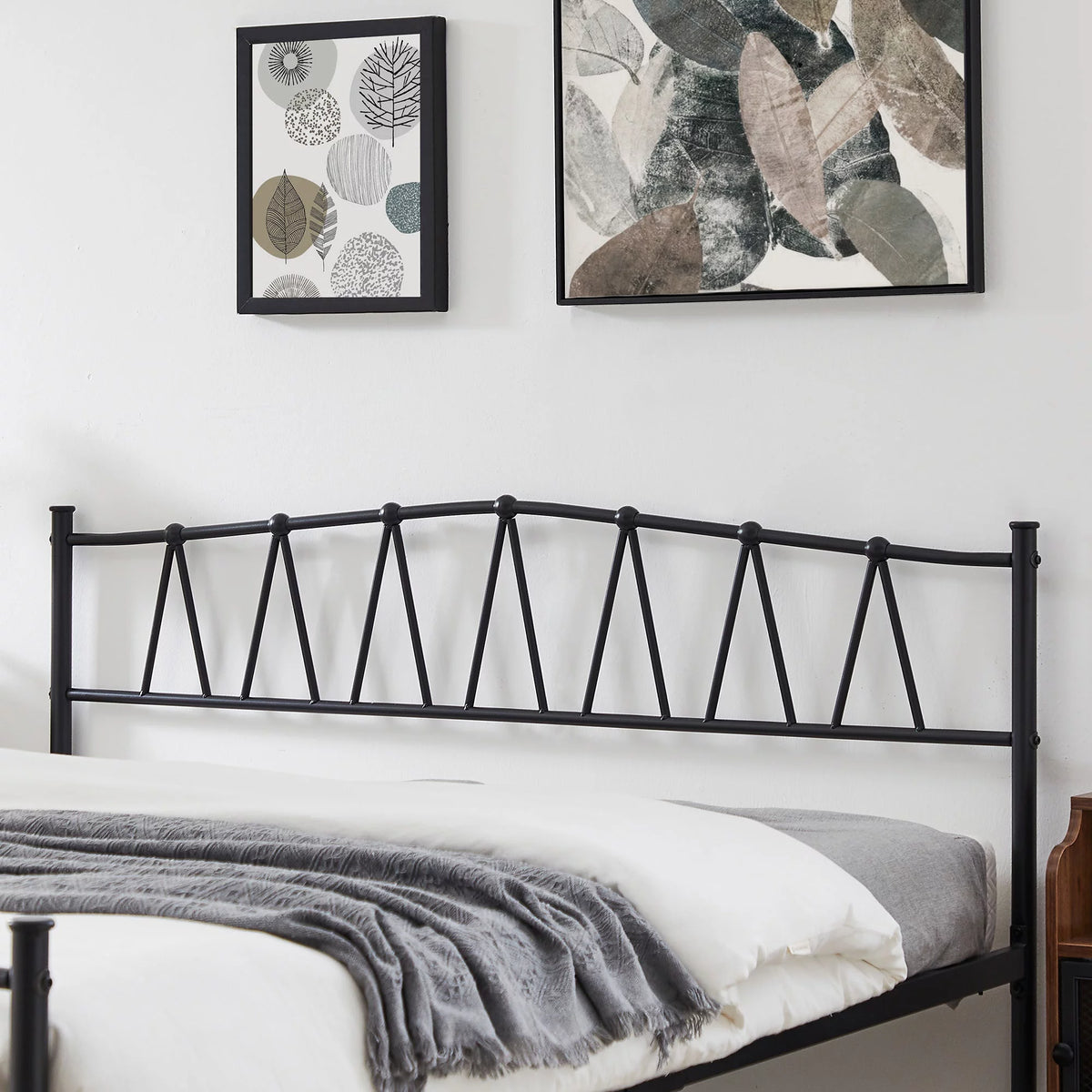 3-Piece Bedroom Set with Metal Bed Frame and 2 Nightstand, Full Size X5772